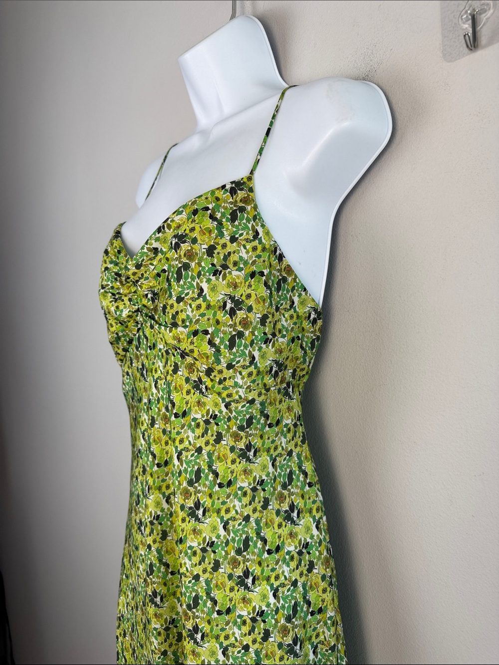 Favorite Daughter The Envy Slip Dress Lg Midi
Relaxed Fit Slinky Green Floral - Picture 9 of 16